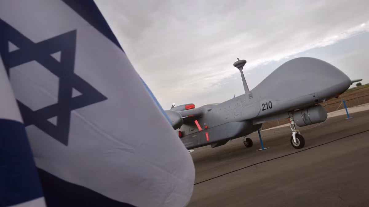 Các quốc gia như Mỹ, Israel, Thổ Nhĩ Kỳ và Iran đã đi đầu trong việc phát triển công nghệ này, mỗi quốc gia sản xuất các hệ thống khác nhau phù hợp với các yêu cầu hoạt động cụ thể.