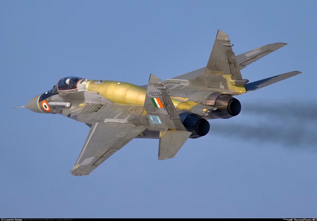 Máy bay MiG-29 UPG có tỷ lệ lực đẩy trên trọng lượng rất tốt nhờ sức mạnh của động cơ RD-33. Máy bay có tốc độ tối đa lên tới 2.400 km/h và tốc độ leo cao đáng kinh ngạc lên tới 330 m/s.