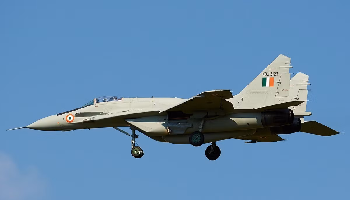 MiG-29 UPG có một cái “bướu ở cột sống” giúp tăng khả năng chứa nhiên liệu bên trong của máy bay thêm khoảng 1 tấn và tăng tầm bay từ 1.500 km lên 2.100 km mà không cần thùng dầu phụ bên ngoài.