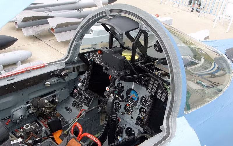 Buồng lái của MiG-29 UPG hiện là HOTAS (tay ga và cần lái), có màn hình hiển thị Head-up mới và buồng lái một phần bằng kính với hai màn hình đa chức năng, hiển thị hầu hết các thông tin liên quan đến máy bay.