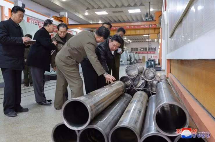 Sau vụ thử Padasuri-6, ông Kim Jong Un đã đến thăm một nhà máy sản xuất vũ khí lớn. Ở đó, ông kêu gọi công nhân tăng cả chất lượng và số lượng vũ khí được sản xuất. Lời kêu gọi vũ trang này diễn ra trong bối cảnh căng thẳng ngày càng gia tăng với Hàn Quốc về đường phân giới trên biển đang tranh chấp, 'Đường giới hạn phía Bắc' (NLL). Ảnh: The Korea Times.