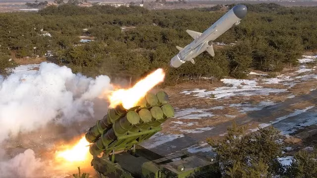 Vào hôm 15/2 vừa qua, nhà lãnh đạo Triều Tiên Kim Jong Un đã giám sát vụ thử tên lửa đất đối hải mới có tên Padasuri-6, hay “Sea Eagle-6”. Cuộc thử nghiệm thành công, đánh trúng mục tiêu dự kiến, sau đó ông Kim đã tới thăm một nhà máy sản xuất vũ khí lớn, nơi ông kêu gọi tăng cường sản xuất vũ khí để tăng cường khả năng sẵn sàng chiến đấu của quân đội. Ảnh: BNN Breaking.