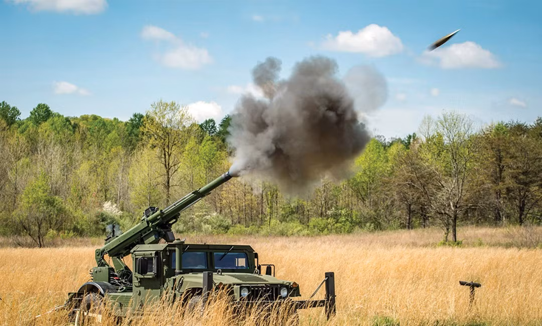 Vào ngày 13/9/2024, một bức ảnh về pháo tự hành 2-CT Hawkeye đang được Quân đội Ukraine thử nghiệm đã xuất hiện trên Telegram. Mặc dù ngày tháng và địa điểm chính xác của bức ảnh không được nêu rõ, nhưng các chuyên gia cho rằng nó được chụp vào mùa xuân. Ảnh: AM General.