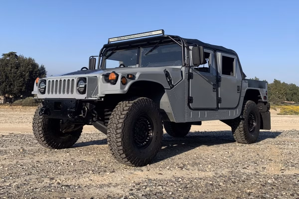 2-CT Hawkeye được thiết kế dựa trên khung xe M1152 Humvee, một loại xe hai cửa có khối lượng khoảng 6,4 tấn, được trang bị động cơ diesel tăng áp V8 công suất 205 mã lực và hệ thống chống bó cứng phanh. Ảnh: Bring a Trailer.