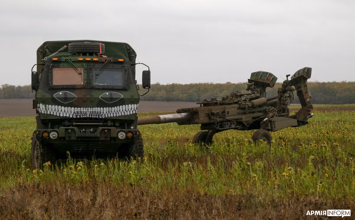 Tuy nhiên, M777 muốn di chuyển được thì phải dùng phương tiện kéo. Bên cạnh đó, vì khẩu pháo này quá nhẹ nên hoàn toàn không được bọc giáp, khiến toàn bộ pháo và tổ lái phải đối mặt với hỏa lực của kẻ thù.