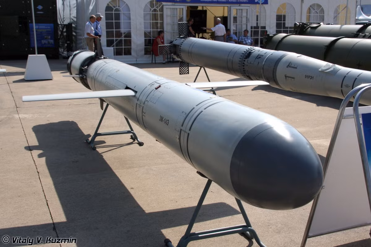 Trái ngược với thành công của các UAV Ukraine, tên lửa siêu vượt âm của Nga lại có kết quả kém ấn tượng. Ví dụ, tên lửa hành trình Kalibr 3M-14 của Nga, mặc dù có thiết kế nhỏ gọn và tốc độ bay nhanh hơn UAV gần 7 lần, nhưng tỷ lệ xuyên phá chỉ đạt khoảng 50%. Ảnh: Tên lửa hành trình Kalibr 3M-14/ Vitaly Kuzmin.