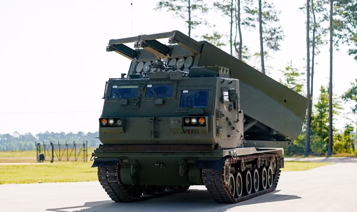 PrSM do Lockheed Martin phát triển, là tên lửa đạn đạo đất đối đất có khả năng hoạt động trong mọi điều kiện thời tiết và có thể được trang bị đầu đạn chùm. Theo Trung tâm Hỗ trợ Mua sắm của Quân đội Mỹ, ngoài HIMARS, PrSM cũng có thể được bắn từ Hệ thống tên lửa phóng loạt M270A2 (MLRS).