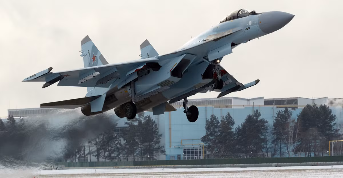 Bộ Quốc phòng Nga nhấn mạnh rằng, phi hành đoàn Su-35S đã thể hiện khả năng sẵn sàng chiến đấu cao để thực hiện nhiệm vụ vào bất kỳ thời điểm nào trong ngày và trong mọi điều kiện thời tiết, máy bay cũng có thể sử dụng nhiều loại vũ khí chiến đấu. Ảnh: Militrnyi.