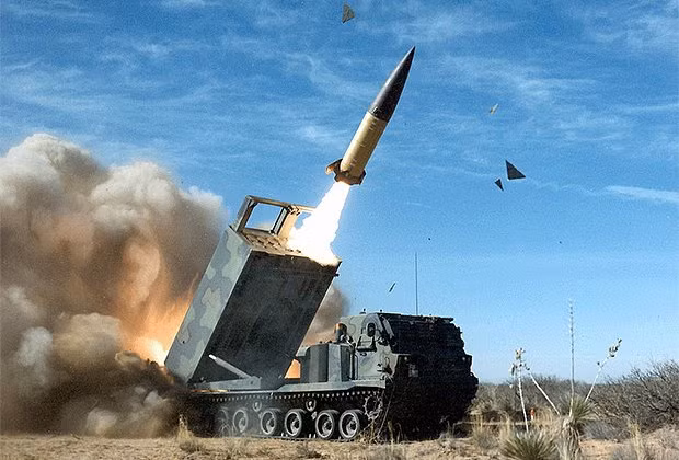 Năm 2023, Ukraine nhận được những tên lửa đạn đạo Army Tactical Missile System (ATACMS) từ Mỹ. Phiên bản Block 1 của tên lửa này mang đầu đạn chùm chứa khoảng 950 quả bom nhỏ, có khả năng tiêu diệt radar, máy bay trên mặt đất, và các phương tiện bọc thép nhẹ trong bán kính 15m. Ảnh: Tên lửa đạn đạo ATACMS.