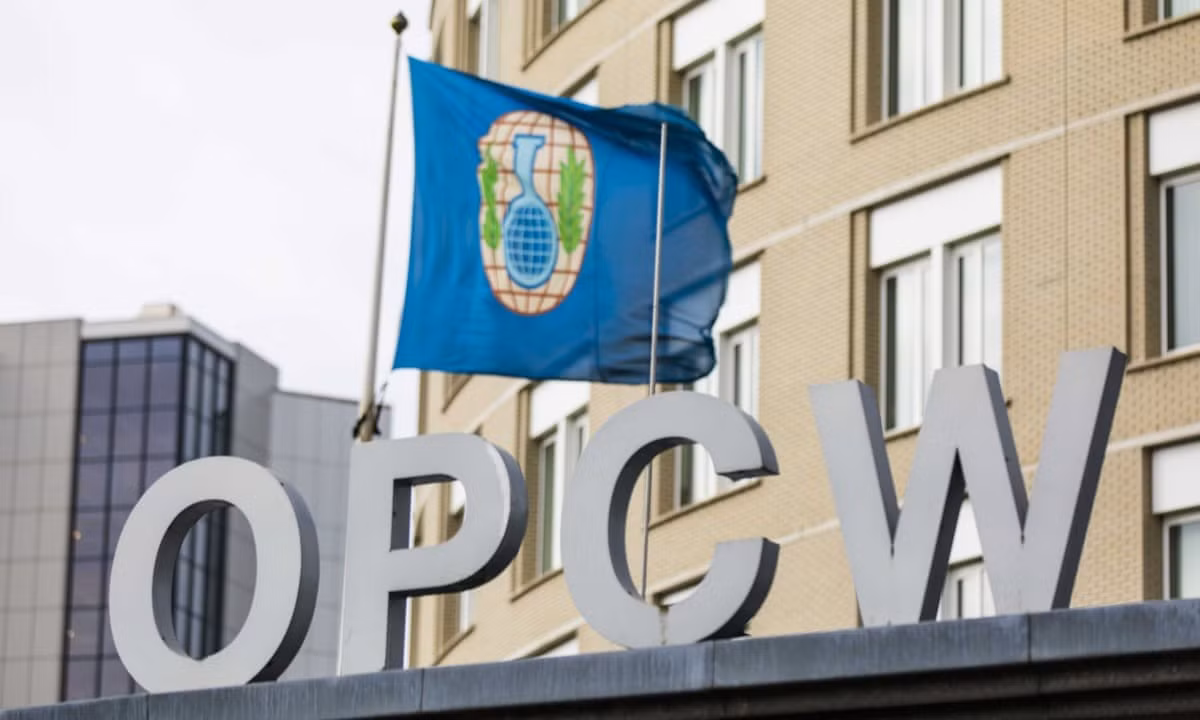 Ông cho biết việc Mỹ chuyển những loại vũ khí như vậy cho Ukraine là vi phạm trực tiếp các quy tắc của OPCW, trong đó có quy định rằng mọi quốc gia “không bao giờ, trong bất kỳ trường hợp nào, chuyển giao vũ khí hóa học trực tiếp hoặc gián tiếp cho bất kỳ ai”. Ảnh: The Guardian.
