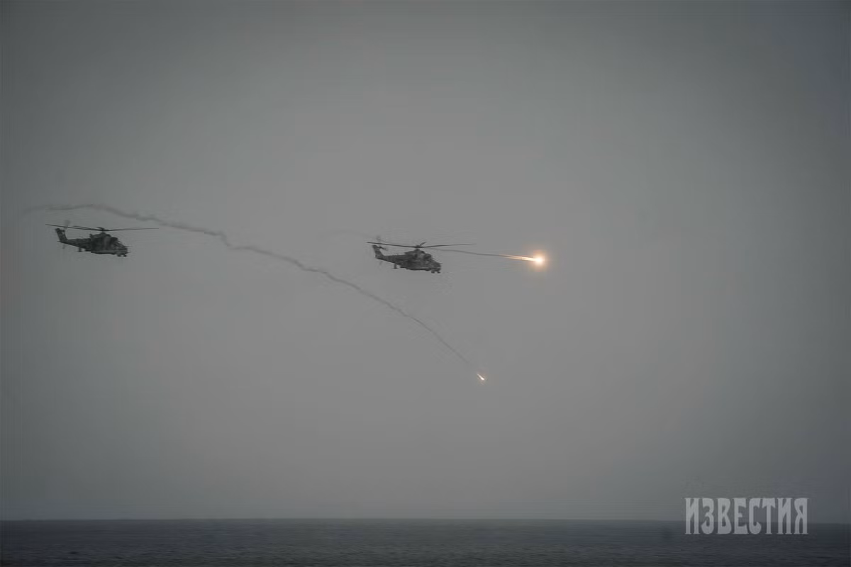Các phi hành đoàn của trực thăng tấn công Mi-24 thuộc Trung đoàn trực thăng hỗn hợp của Không quân Hải quân Hạm đội Baltic đã tiến hành tấn công các cột xe, sinh lực và mục tiêu nhỏ trên biển của kẻ địch giả định. Mười phi hành đoàn đã sử dụng vũ khí không đối đất từ khoảng cách 500m đến 3km ở độ cao thấp và trung bình.