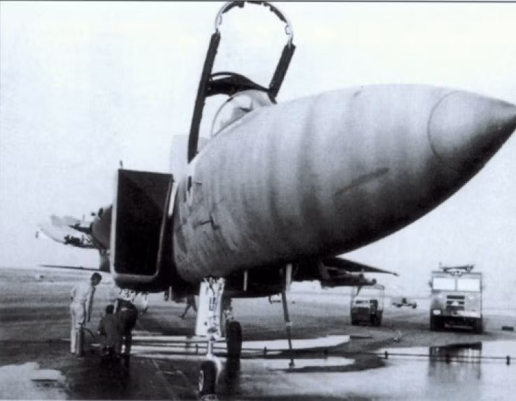 Trong quá trình diễn tập, chiếc F-15D do phi công Zivi Nedivi điều khiển đã va chạm với một chiếc A-4. Chiếc Skyhawk ngay lập tức vỡ tan và phi công của nó bị phóng ra khỏi máy bay. Trong khi đó, cánh phải của F-15 bị cắt gần như hoàn toàn, chỉ còn lại 2 feet (khoảng 60 cm).
