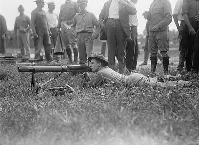 Súng máy Lewis được sáng chế năm 1911 bởi Đại tá Quân đội Mỹ Isaac Lewis, dựa theo ý tưởng của Samuel Maclean. Súng được sáng chế ra tại Mỹ nhưng do những bất đồng giữa Đại tá Isaac Lewis và Tướng William Crozier - Cục trưởng Cục Quân khí, nên súng máy Lewis không được chấp thuận đưa vào biên chế.