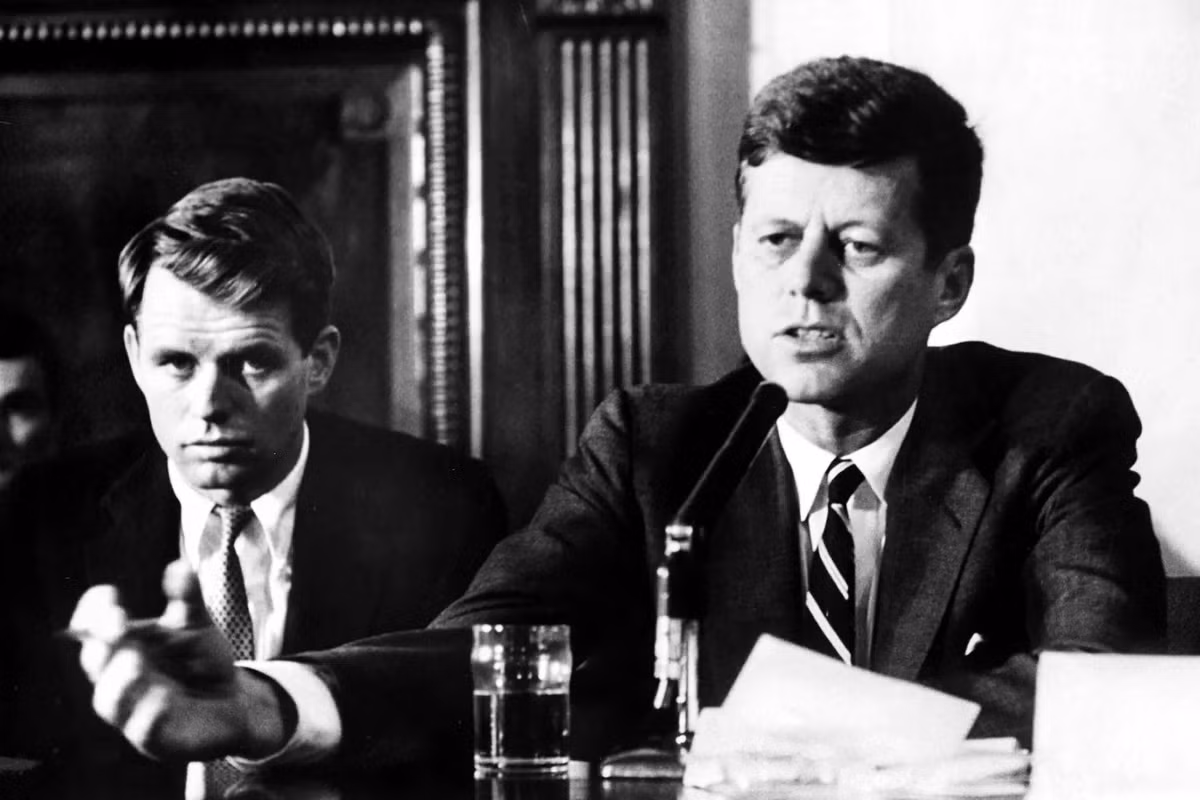 Ngay đêm trước đó, Bobby đã đến thăm siêu sao Hollywood tại nhà ở Los Angeles. FBI cùng CIA đã cài đặt thiết bị nghe lén tại nhà và đường dây điện thoại của Marilyn từ trước mà cô không hề hay biết. Ảnh: Cố Tổng thống Mỹ John F. Kennedy (phải) và em trai - cố Bộ trưởng Tư pháp Mỹ Robert F. Kennedy (trái) (Nguồn: Getty Images).