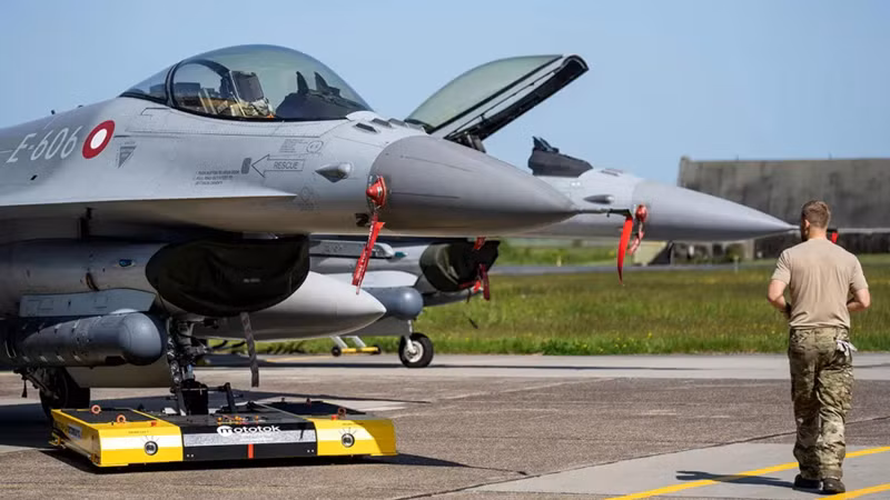 Schaffer cũng được hỏi về sự dè dặt của Tổng thư ký NATO Ian Stoltenberg, người đã đưa ra sự dè dặt khi nói rằng các phi công NATO sẽ lái F-16 ở Ukraine. Ông lưu ý rằng, họ thực sự có thể được quản lý bởi các chuyên gia phương Tây, vì theo ông, Ukraine không có đủ số lượng phi công được đào tạo và những người được cử đi đào tạo đều không muốn quay trở lại. 