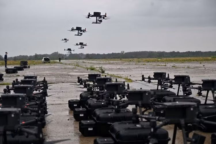 Có giá khoảng 50.000 rúp (550 USD), UAV Piranha-10 được xem là giải pháp tiết kiệm chi phí cho các hoạt động quân sự. Piranya được trang bị một camera truyền không dây, giúp người điều khiển có góc nhìn thứ nhất về môi trường nơi máy bay không người lái bay và có thể quay video hoặc hình ảnh tĩnh. Ảnh: Defence Blog.