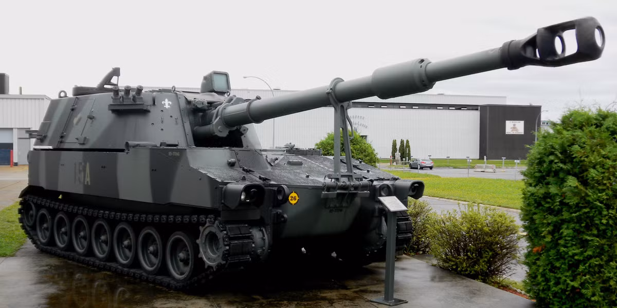 Về pháo tự hành M109 Paladin, phương tiện này được Mỹ cung cấp cho các đơn vị Lực lượng Vũ trang Ukraine. Giá của mỗi khẩu pháo này là khoảng 216 ngìn USD, chưa bao gồm đạn dược.