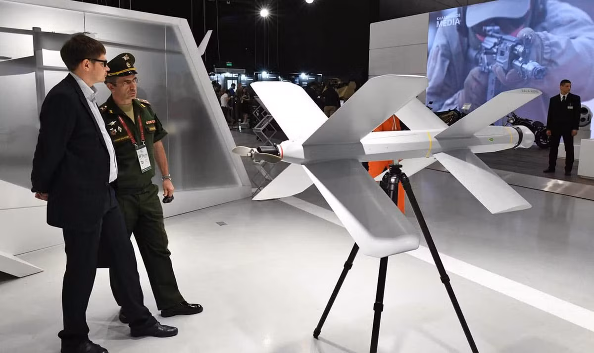 Sau khi tấn công mục tiêu, đầu đạn của UAV phát nổ, sau đó đạn của pháo tự hành cũng phát nổ. Loại UAV này đã chứng tỏ được tính ưu việt của mình trong khu vực Quân khu phía Bắc. Với sự giúp đỡ của UAV Lancet, Quân đội Nga đã tiêu diệt được nhiều xe bọc thép và pháo binh của đối phương trên tiền tuyến. Ảnh: Defence Security Asia.