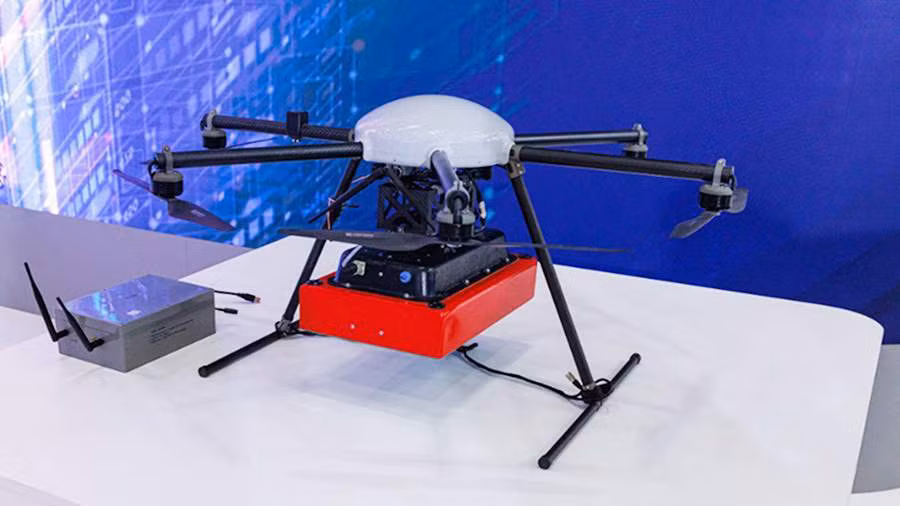 Đây là một bước đột phá trong công nghệ gỡ mìn, khi máy bay không người lái (UAV) được trang bị công nghệ radar mặt đất sẽ quét các khu vực có nguy cơ, sau đó một mạng nơ-ron sẽ phân tích dữ liệu để tạo ra bản đồ vị trí các bãi mìn.