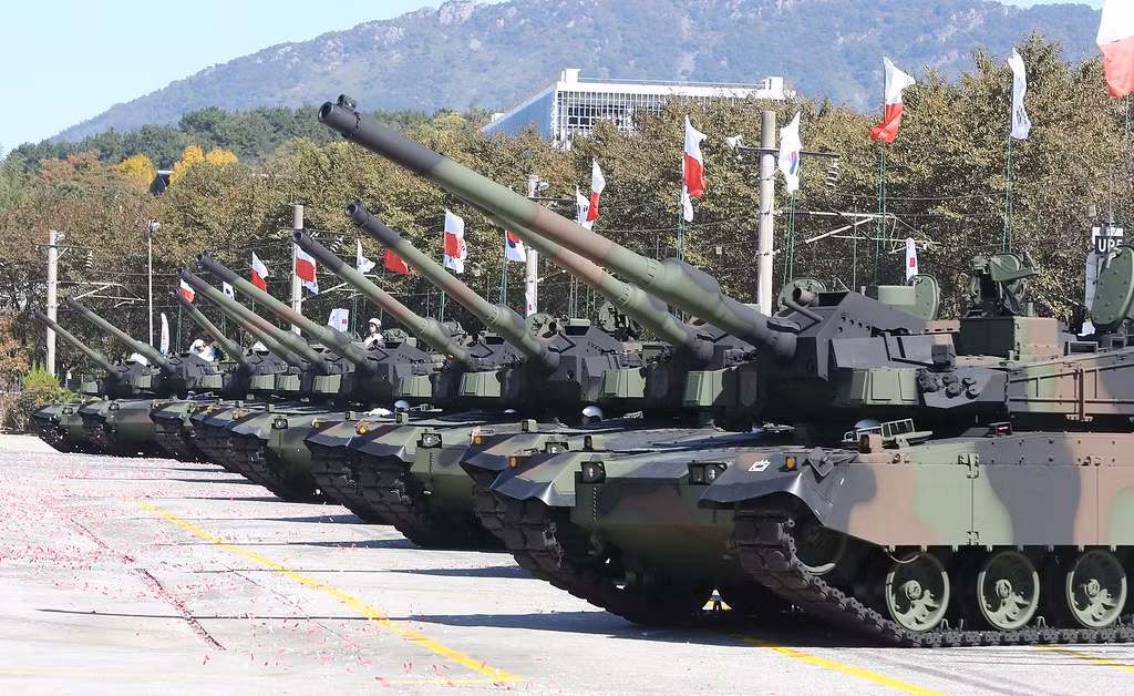 Ông Lee nhấn mạnh, dự án tập trung vào việc chuyển giao công nghệ và tiến hành sản xuất trong nước, với kế hoạch sản xuất khoảng 500 xe tăng ở Ba Lan. Mục tiêu là đưa Ba Lan trở thành trung tâm sản xuất xe tăng của Hàn Quốc, đủ sức cạnh tranh trên thị trường châu Âu. Ảnh: Armored Warfare.