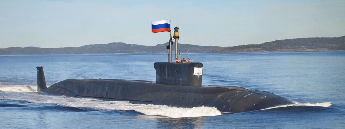 Vũ khí chính của Emperor Alexander III bao gồm 16 tên lửa đạn đạo xuyên lục địa Bulava ICBM, mỗi tên lửa được trang bị nhiều đầu đạn. Những tên lửa Bulava này có tầm bắn khoảng 8.000 km và là thành phần quan trọng trong bộ ba hạt nhân của Nga.
