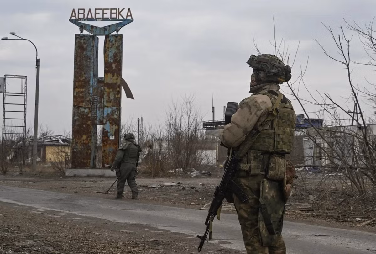 Trong khi quân tiền phương tiếp tục tiến lên và gây áp lực liên tục lên quân phòng thủ Ukraine, thì các lực lượng khác của Nga cũng nhân cơ hội mở rộng vùng kiểm soát xung quanh thị trấn Ocheretny. Chỉ trong một tuần, quân Nga đã giành được 7 ngôi làng và thị trấn ở hướng này, mở rộng vùng kiểm soát lên khoảng 30 km2.