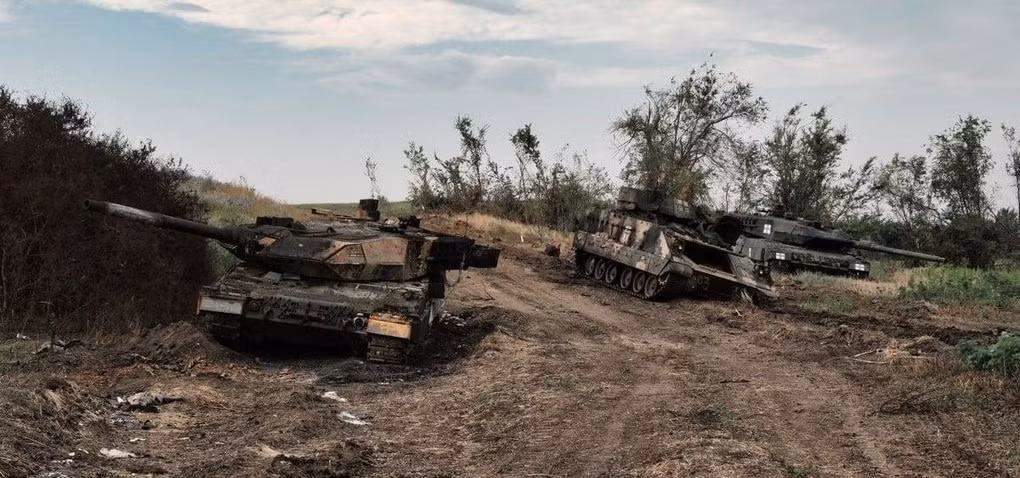 Theo báo cáo, đây là lần đầu tiên Quân đội Nga thu giữ nguyên vẹn một chiếc xe tăng Leopard 2 của phương Tây hỗ trợ Ukraine. Những chiếc xe tăng này được Ukraine đưa vào chiến đấu từ ngày 30/10/2023, nhưng ngay ngày hôm sau nó đã bị pháo binh Nga bắn hư hại và ngay lập tức bị quân đội Ukraine bỏ rơi.