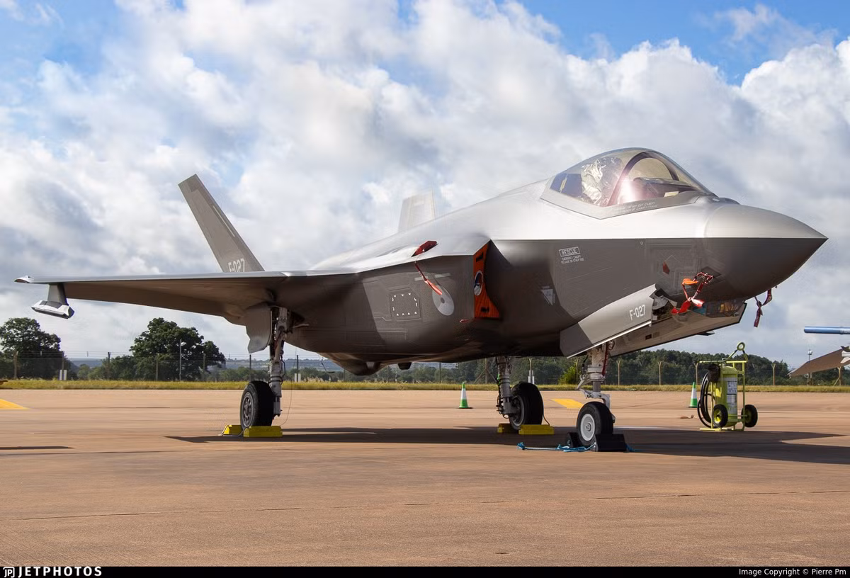 Về khả năng hoạt động, F-35 có trần bay là 18.500 mét và tầm bay khoảng 2.800 km khi mang theo bình nhiên liệu phụ. Tầm bay của nó thay đổi tùy theo phiên bản: 1.080 km đối với F-35A, 869 km đối với F-35B và 1.138 km đối với F-35C.