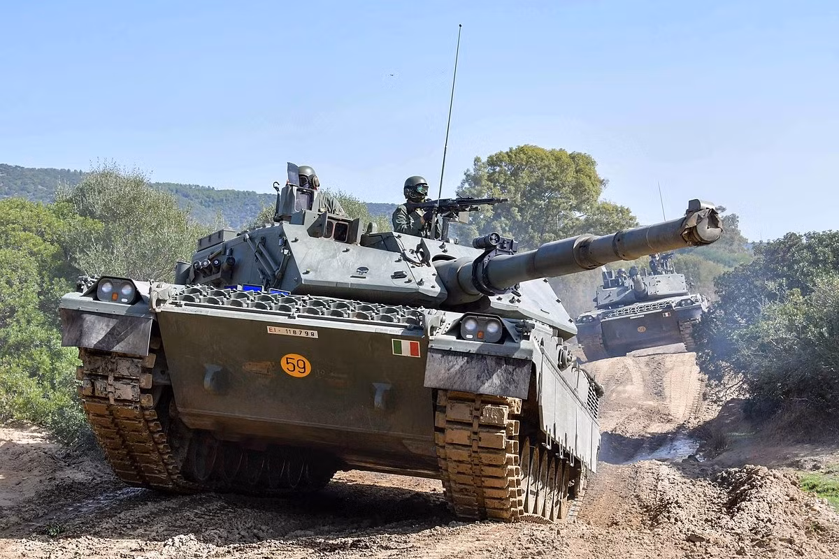 Xe tăng Leopard 2A8 cùng với 125 xe tăng Ariete sẽ trở thành nòng cốt cho lực lượng thiết giáp của Italia. Hiện Chính phủ Italia cũng đang bắt đầu việc nâng cấp 90 xe tăng Ariete phiên bản C1 cộng với 35 chiếc Ariete phiên bản C2.