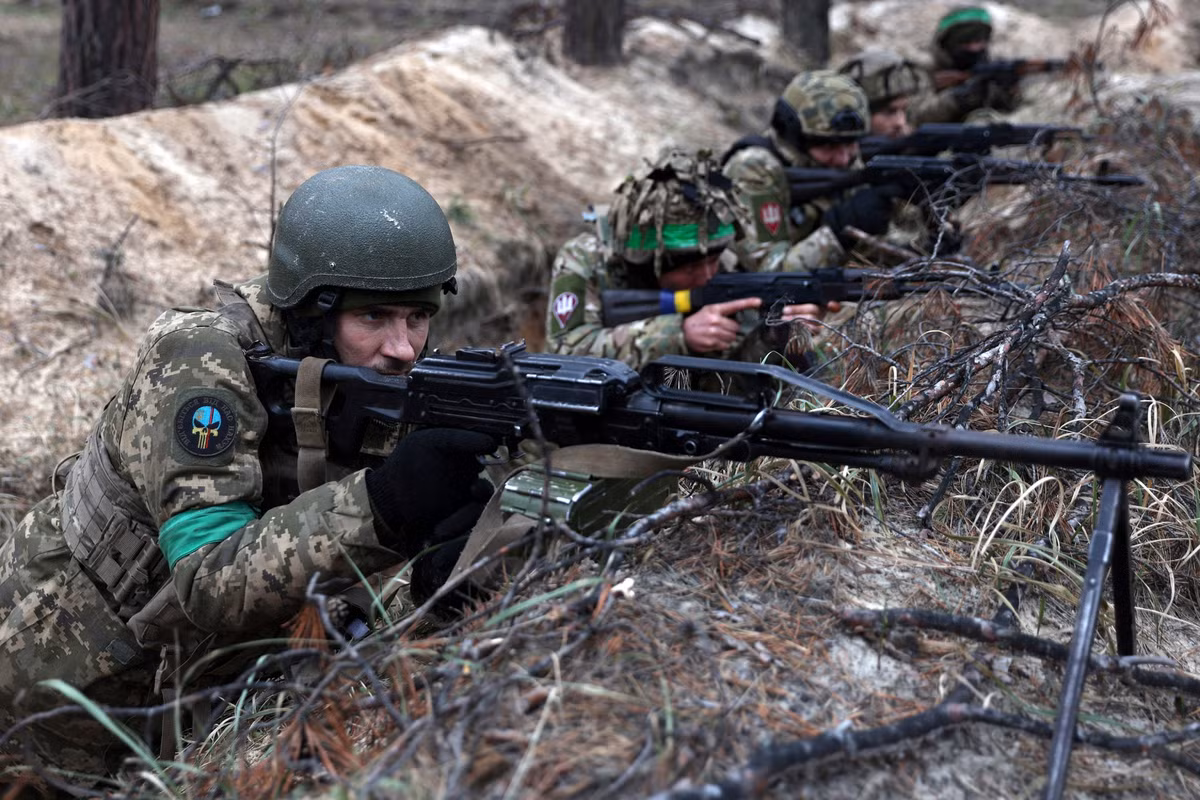 Ở ngoại ô Chasov Yar, Quân đội Ukraine triển khai 2 lữ đoàn bộ binh cơ giới để chặn quân Nga nhưng chỉ có thể sử dụng hỏa lực hạn chế để phản công. Quân đội Nga tận dụng hỏa lực áp đảo để tấn công. Ảnh: New York Post.