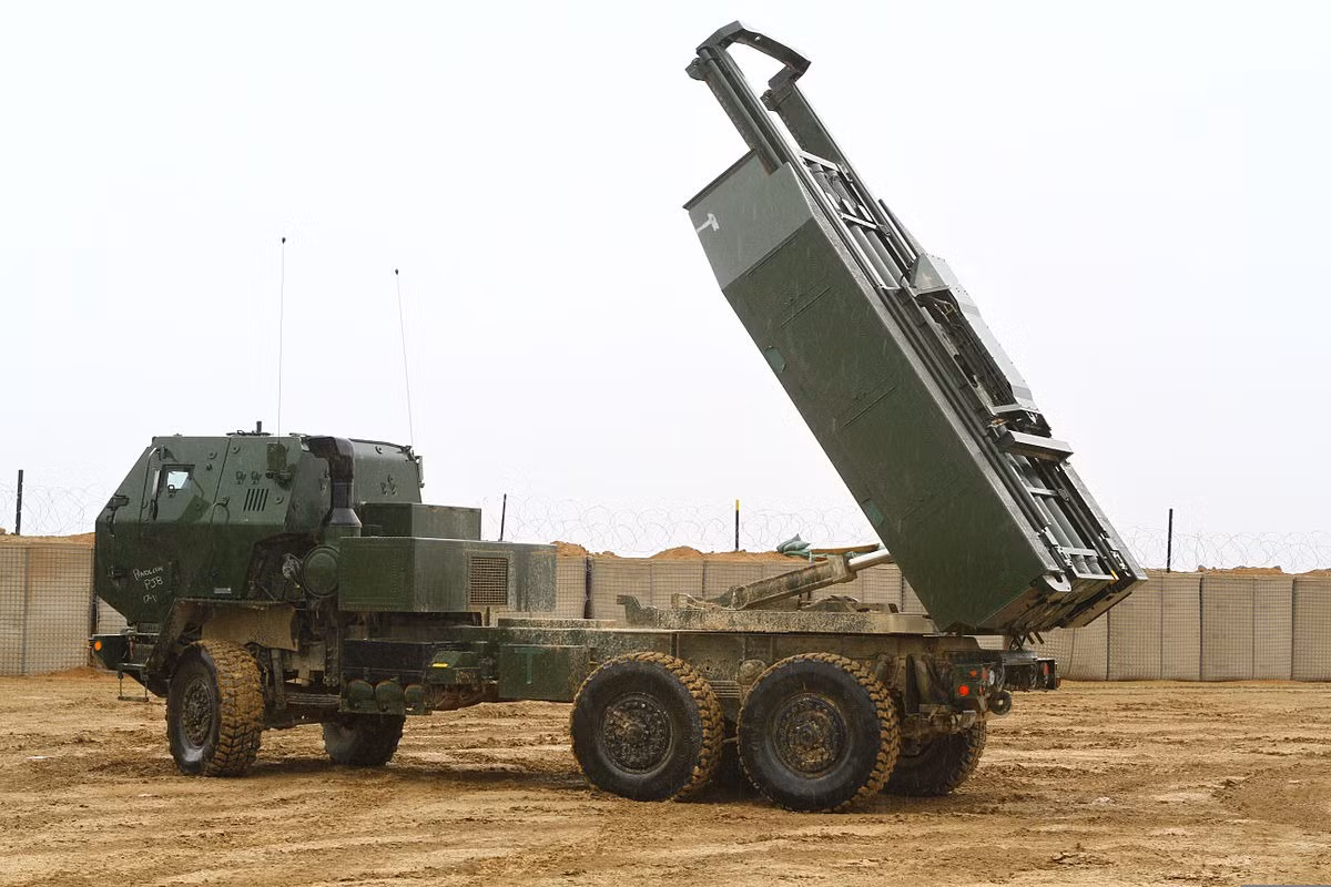 Tính linh hoạt, độ chính xác cao và tầm hoạt động xa khiến HIMARS trở thành vũ khí quan trọng trong chiến tranh hiện đại, nó có khả năng tấn công mục tiêu trong khi vẫn duy trì tính cơ động và khả năng sống sót cao trên chiến trường.