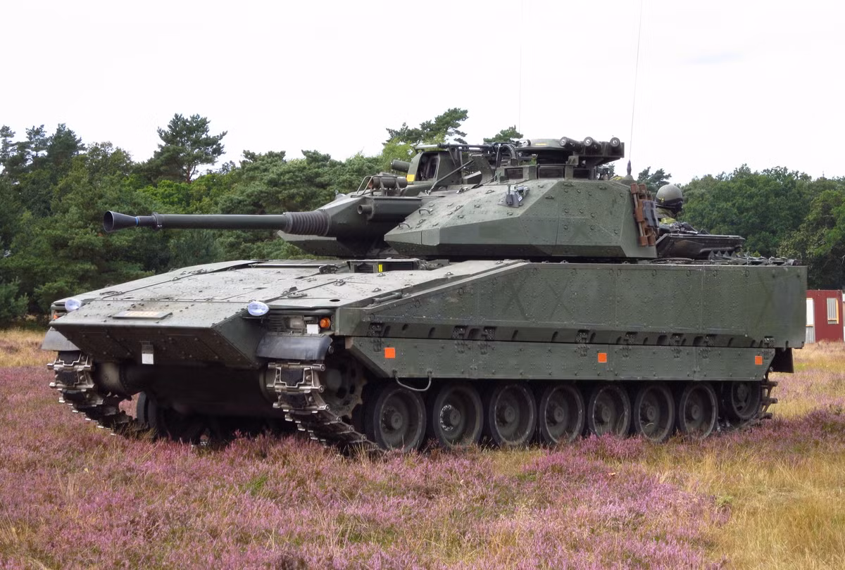Biến thể CV9035 MkIIIC mà Đan Mạch đang mua là cùng một mẫu xe mà Thụy Điển vừa đặt hàng, để thay thế cho các xe đã viện trợ cho Ukraine. Việc mua hàng đã được chính thức xác nhận sau chuyến thăm chung của Thủ tướng Đan Mạch và Thụy Điển đến cơ sở sản xuất của BAE Systems Hägglunds tại Örnsköldsvik, Thụy Điển. Ảnh: Wikipedia.