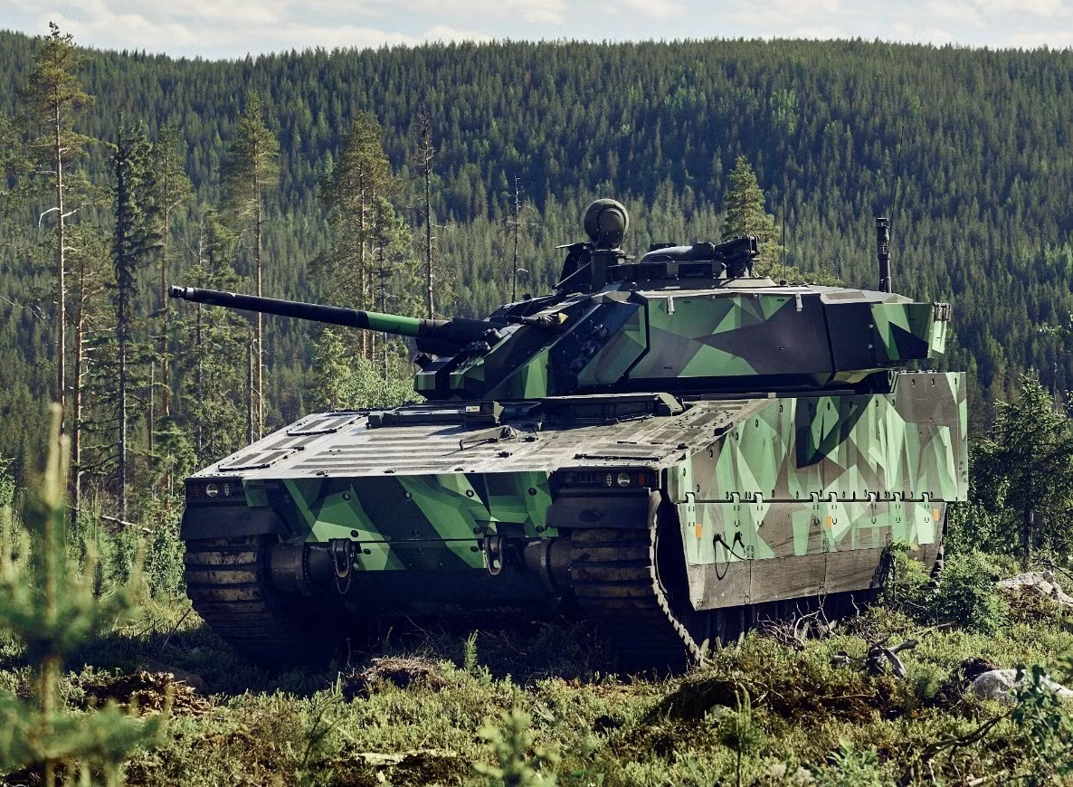 CV90 lần đầu tiên đi vào hoạt động tại Thụy Điển vào giữa những năm 1990, chiếc xe này đã trải qua quá trình nâng cấp liên tục kể từ khi được giới thiệu. CV90 được thiết kế ban đầu bởi Cục Quản lý Vật tư Quốc phòng Thụy Điển (FMV), Hägglunds &amp; Söner và Bofors.
