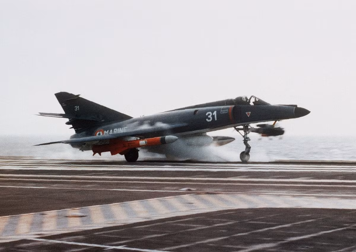 Trước chiến tranh Falkland năm 1982, Argentina đã đặt mua tên lửa Exocet của Pháp nhưng chỉ kịp nhận rất ít tên lửa khi nổ ra chiến sự, chủ yếu là phiên bản AM39 sử dụng trên máy bay chiến đấu Dassault-Breguet Super Étendard của Hải quân Argentina, nhưng chúng đã kịp làm nên danh tiếng lẫy lừng cho tên lửa này.