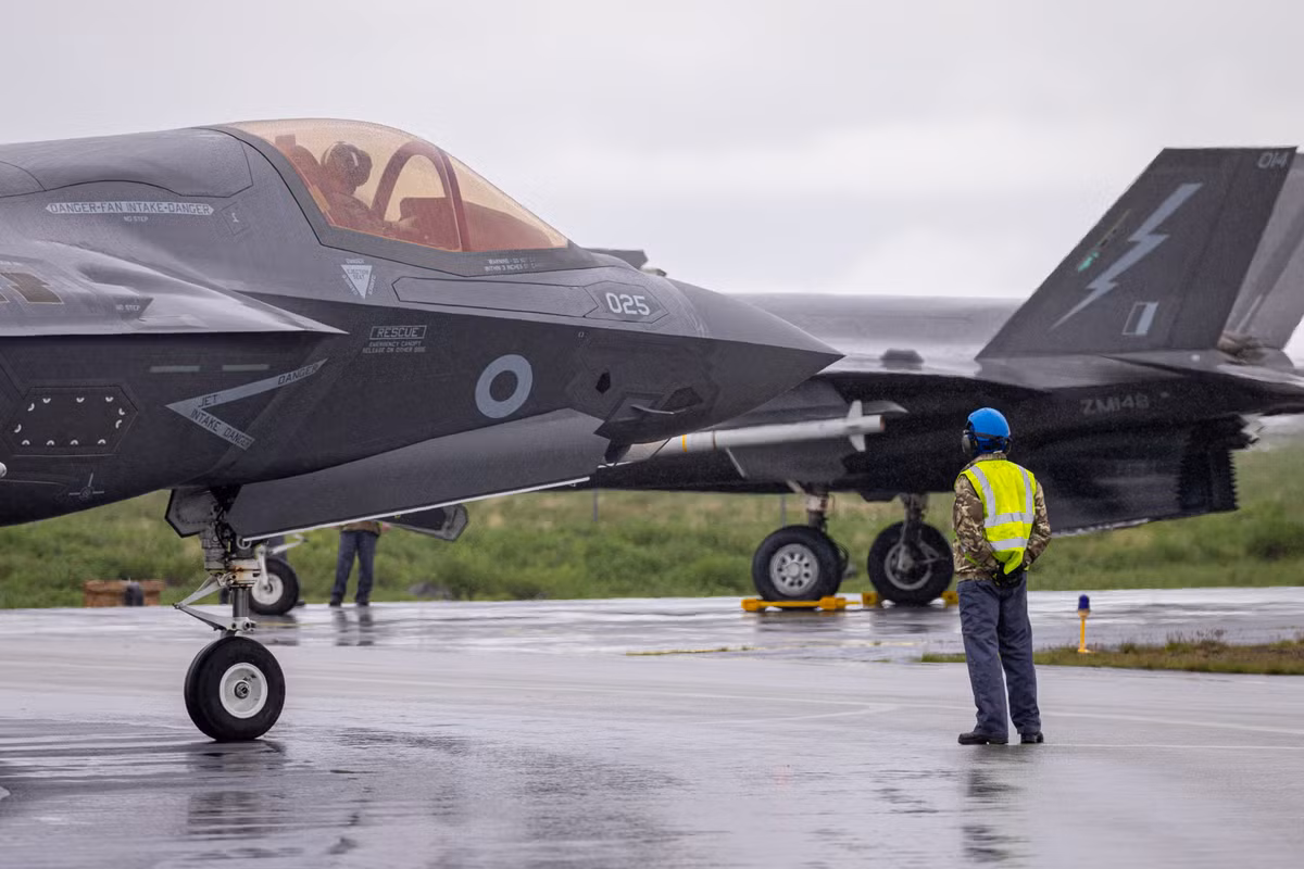 Đợt triển khai này diễn ra sau một nhiệm vụ tuần tra thành công của RAF ở Romania, nơi 6 máy bay Eurofighter Typhoon và hơn 200 nhân viên quân sự đã được triển khai để bảo vệ biên giới phía đông của NATO. Lần này, các máy bay F-35B sẽ thay thế Typhoon để bảo vệ không phận Iceland, khu vực quan trọng trong chiến lược phòng thủ của NATO, đặc biệt trong bối cảnh căng thẳng gia tăng giữa NATO và Nga. Ảnh: F-35B tại Căn cứ Không quân Hoàng gia Anh/ RAF.