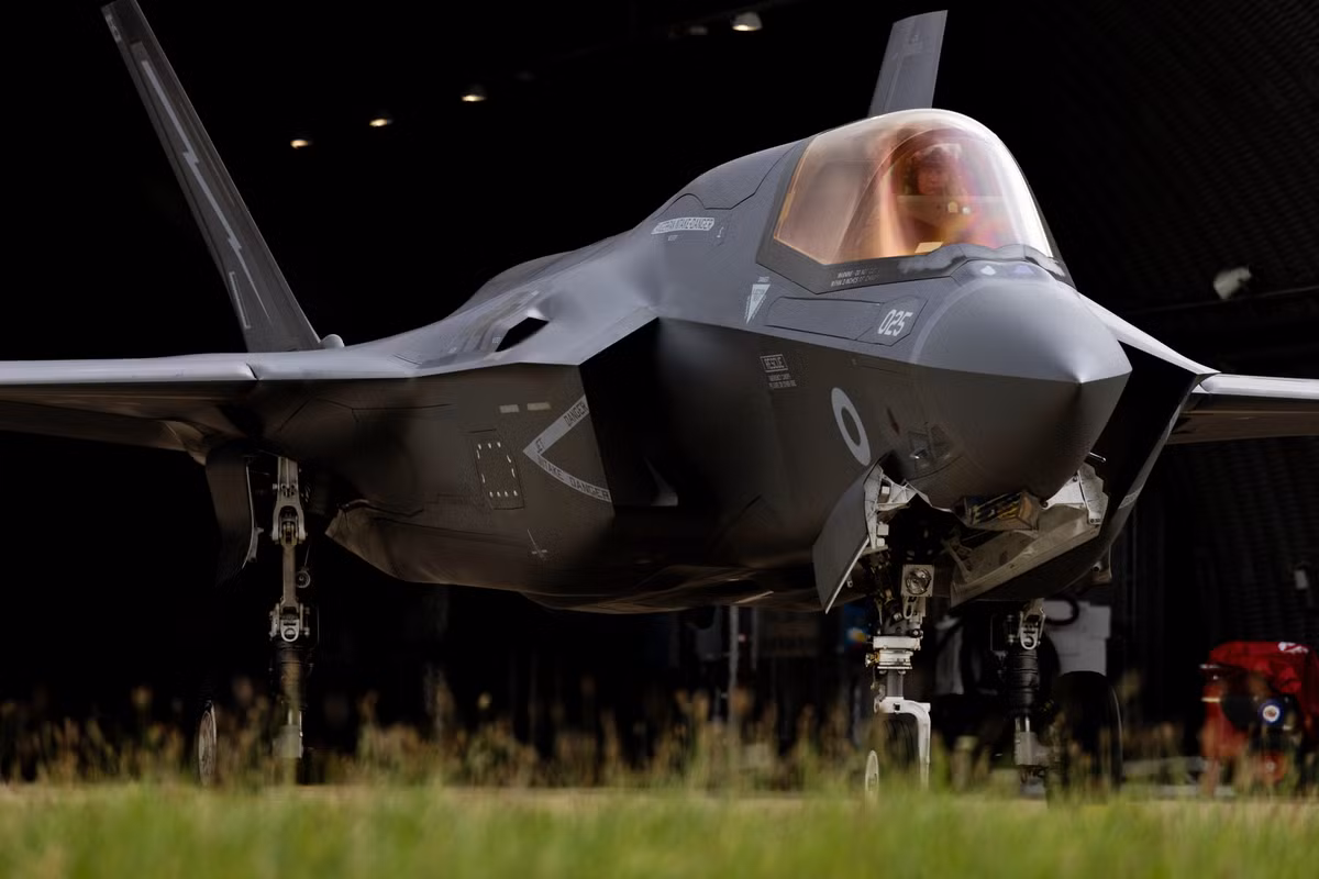 Bộ Quốc phòng Anh nhấn mạnh rằng F-35B được duy trì ở trạng thái sẵn sàng cao, sẵn sàng hỗ trợ mạnh mẽ các hoạt động của Vương quốc Anh và NATO trên toàn cầu, cả trên bộ lẫn trên biển. Ảnh: F-35B tại Căn cứ Không quân Hoàng gia Anh/ RAF
