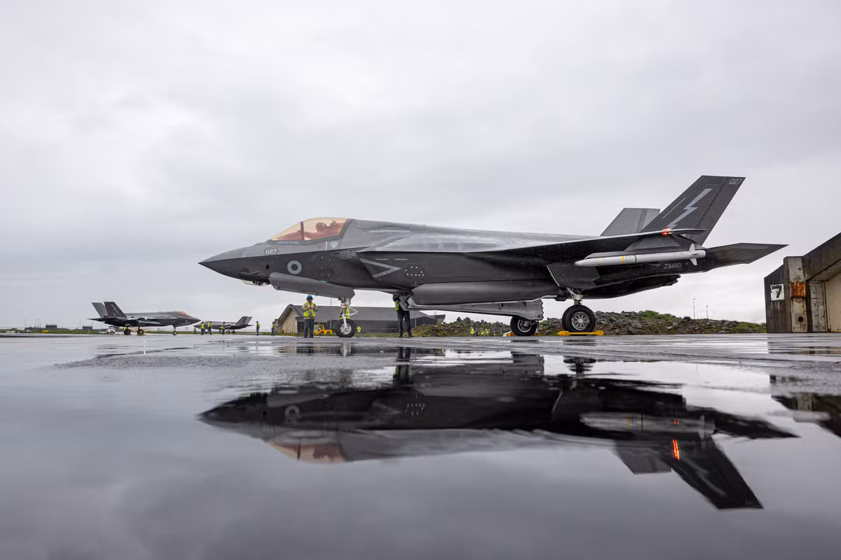 Theo thông báo từ Bộ Quốc phòng Anh, 4 chiếc máy bay chiến đấu F-35B cùng phi hành đoàn từ Phi đội 617 “Dambusters” của Không quân Hoàng gia Anh (RAF) đã được triển khai từ căn cứ Marham đến Căn cứ Không quân Keflavík tại Iceland. Ảnh: F-35B tại Căn cứ Không quân Hoàng gia Anh/ RAF.