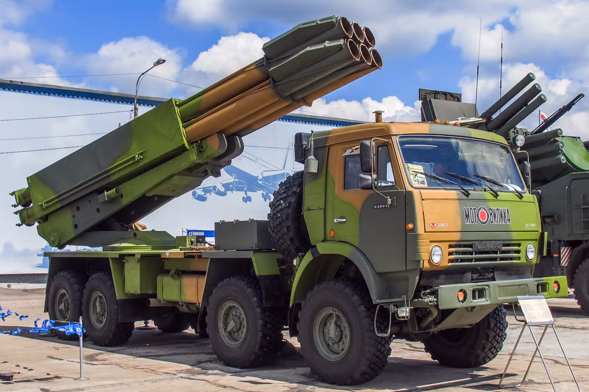 Phiên bản Tornado-S được thiết kế với 12 tên lửa có cỡ nòng 300 mm, bệ phóng này đã được nâng cấp hệ thống dẫn đường vệ tinh GLONASS tương tự như trên hệ thống tên lửa BM-30 Smerch.