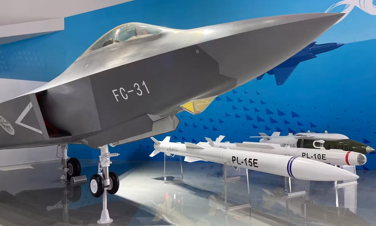Các chuyên gia quân sự phương Tây nhận định, việc Pakistan mua FC-31 có thể thay đổi cán cân quân sự trong khu vực. Dù còn nhiều sự không chắc chắn về tác động cụ thể đối với hải quân và cân bằng quân sự giữa hai nước, đây chắc chắn là một yếu tố không thể xem nhẹ. Ảnh: Mô hình máy bay chiến đấu tàng hình FC-31 tại Triển lãm hàng không Trung Quốc 2021 ở Chu Hải, tỉnh Quảng Đông, Trung Quốc/ Liu Xuanzun.