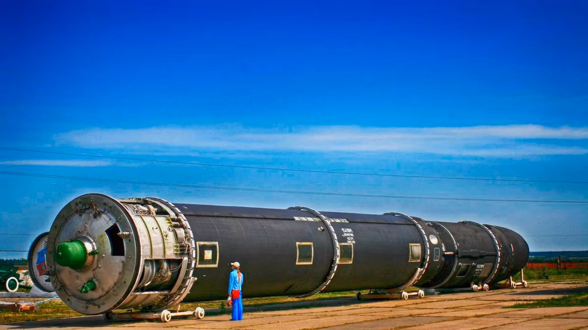 RS-28 Sarmat thực hiện chuyến bay thử nghiệm đầu tiên vào ngày 20/4/2022. Vào ngày 16/8/2022, một hợp đồng nhà nước đã được ký kết để sản xuất và cung cấp hệ thống tên lửa chiến lược Sarmat. Tên lửa này chính thức được đưa vào sử dụng chiến đấu vào tháng 9/2023, với tư cách là hệ thống ICBM có tầm bắn xa nhất và mạnh nhất thế giới còn tồn tại.