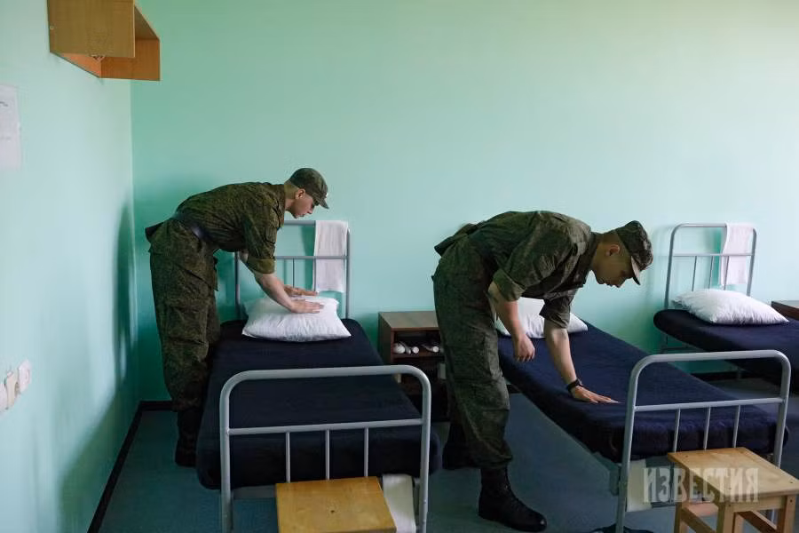 Tất cả các học viên sống và học tập trong các doanh trại, nhưng vẫn có quyền nghỉ phép. Lịch trình hàng ngày của họ theo khuôn mẫu quân đội, bắt đầu từ 6:30 sáng.