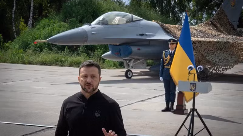Ông Shaffer nhớ lại cuộc tấn công của Lực lượng Vũ trang Ukraine (AFU) vào khu vực Kursk, xảy ra một ngày trước đó, ngày 6 tháng 8. Chuyên gia chỉ ra rằng Kiev đang cố gắng tìm cách sử dụng máy bay chiến đấu F-16 của phương Tây để tấn công Nga, mặc dù ban đầu họ nên thực hiện chức năng phòng thủ - bắn hạ máy bay không người lái và tên lửa.