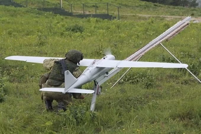 Khi phát triển UAV tầm trung, nhóm Stratim đã tính đến một số yếu tố. Trước hết, việc xây dựng một đường băng bình thường gần như là không thể (do điều kiện xung đột). Thứ hai, máy phóng sẽ gặp vấn đề vì dây cáp đàn hồi của chúng bị đóng băng ở nhiệt độ dưới 0.