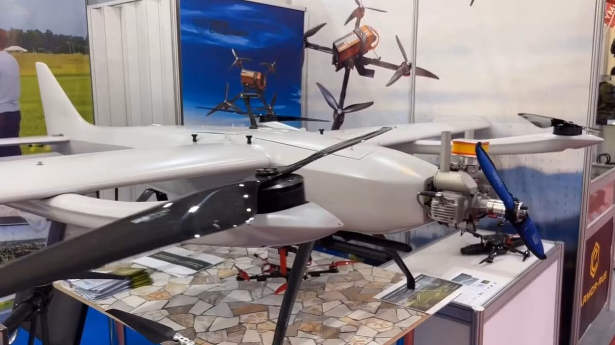 Hiện tại, các UAV do Stratim phát triển đã thích nghi tốt với chiến lược tác chiến trên chiến trường. Máy bay không người lái được phân chia theo nhiều loại, về mục đích chức năng (UAV trinh sát và tấn công), trọng lượng (hạng nhẹ, trung bình và hạng nặng) và theo cấu trúc khí động học (loại nhiều cánh quạt và cánh cố định). Ảnh: Sputnik News.