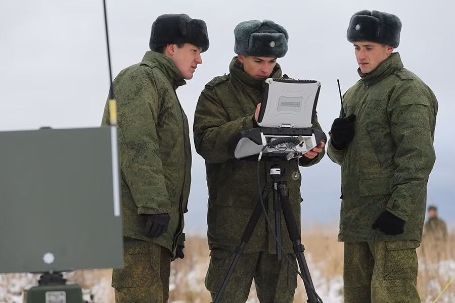 Ngoài ra, Stratim cũng quan tâm đến sự an toàn của người điều khiển UAV. Bộ điều khiển máy bay không người lái do Stratim sản xuất được đặt cách vị trí của người điều khiển từ 50-100 mét. Họ sẽ ẩn náu trong một nơi trú ẩn nhưng vẫn có thể điều khiển những chiếc UAV một cách an toàn. Ảnh: Russian Aviation.