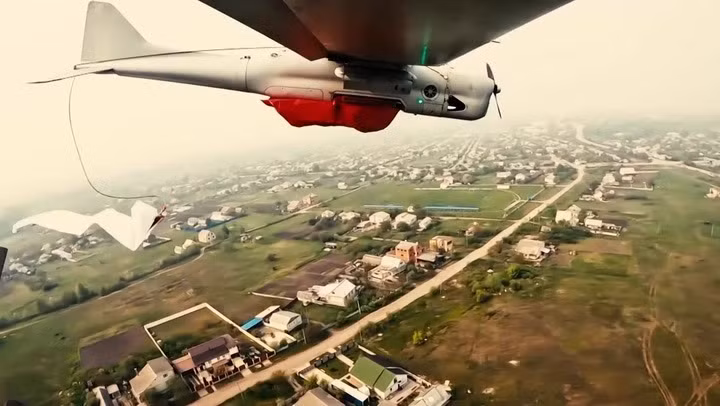Stratim cũng cung cấp máy bay không người lái chuyển tiếp, chúng đảm bảo việc truyền tín hiệu điều khiển và hoạt động của kênh video cần thiết cho máy bay không người lái trinh sát. Máy bay không người lái loại này thường bay lượn ở độ cao khoảng 150 mét và hoạt động ở chế độ ngoại tuyến. Ảnh: The Mirror.