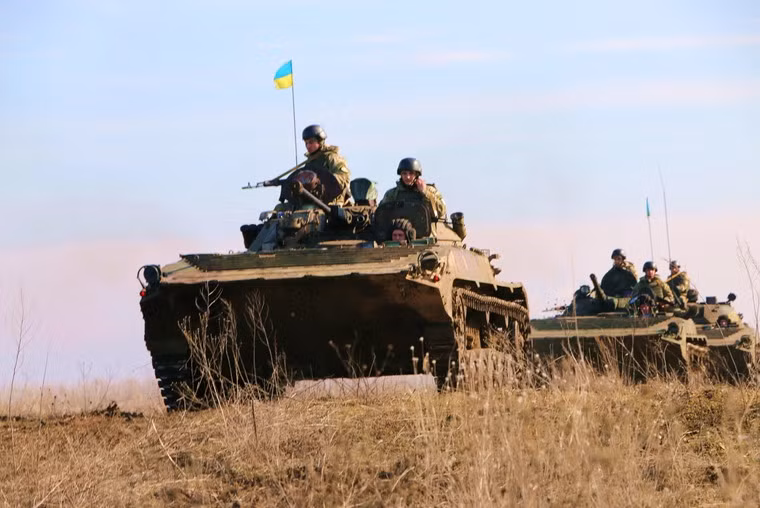 Trong khi đó, Quân đội Ukraine chiến đấu trong điều kiện không có hỏa lực yểm trợ từ trên không. Nếu Ukraine sử dụng xe tăng, xe thiết giáp để phối hợp tác chiến thì chúng hoàn toàn trở thành mục tiêu sống trước các trực thăng vũ trang Nga.