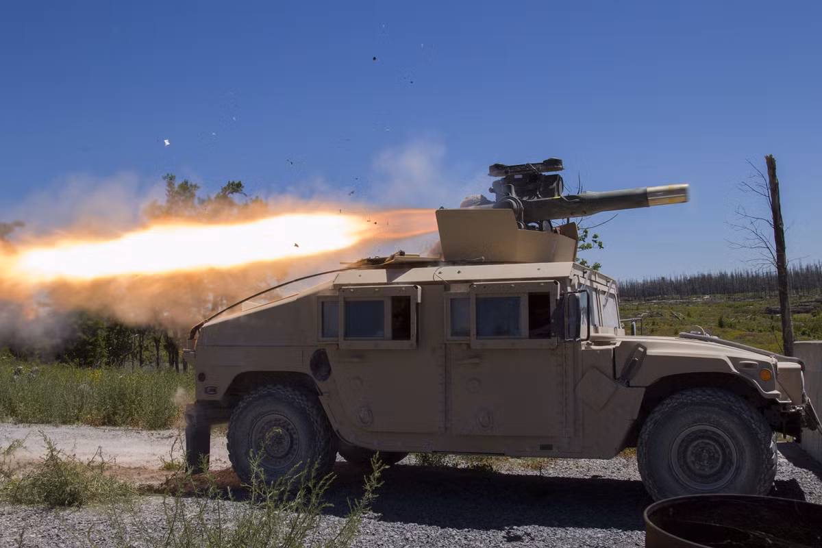 Lockheed Martin, một công ty có trụ sở tại Mỹ, đang tích cực phát triển tên lửa năng lượng động học nhỏ gọn (CKEM) để trang bị cho các phương tiện bọc thép như xe chiến đấu Bradley và xe bọc thép Stryker.
