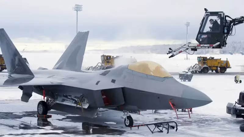 Có một phiên bản hai chỗ ngồi được đề xuất là F-22B, nhưng không bao giờ được sản xuất. Tổng cộng, có 195 chiếc F-22 được chế tạo, trong đó có 8 máy bay thử nghiệm. Tuy nhiên, chi phí hoạt động của F-22 lên tới gần 70.000 USD mỗi giờ, cao hơn gấp đôi so với bất kỳ máy bay chiến đấu nào khác của Mỹ dù có kích thước tương đương F-15. Hệ thống điện tử hàng không của F-22 hiện tại đã lỗi thời so với các máy bay thế hệ thứ tư được chế tạo từ đầu những năm 2000, làm tăng chi phí duy trì. So với các đối thủ như F-35 (Mỹ), Su-57 (Nga) và J-20 (Trung Quốc), F-22 hoàn toàn không thể sánh bằng.
