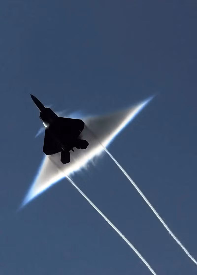 Tiêm kích F-22 Raptor được trang bị 2 động cơ phản lực Pratt &amp; Whitney F119-PW-100. Động cơ này có khả năng cung cấp lực đẩy mạnh mẽ, cho phép F-22 đạt tốc độ tối đa khoảng Mach 2, tức là gấp đôi tốc độ âm thanh. Ngoài ra, động cơ còn tích hợp bộ phận điều chỉnh hướng phụt, giúp máy bay có khả năng linh hoạt và cơ động cao trong không chiến. F-22 Raptor chỉ có một phiên bản chính thức được sản xuất là F-22A. Đây là phiên bản tiêu chuẩn, được thiết kế cho nhiệm vụ thống trị không gian và đa nhiệm vụ.